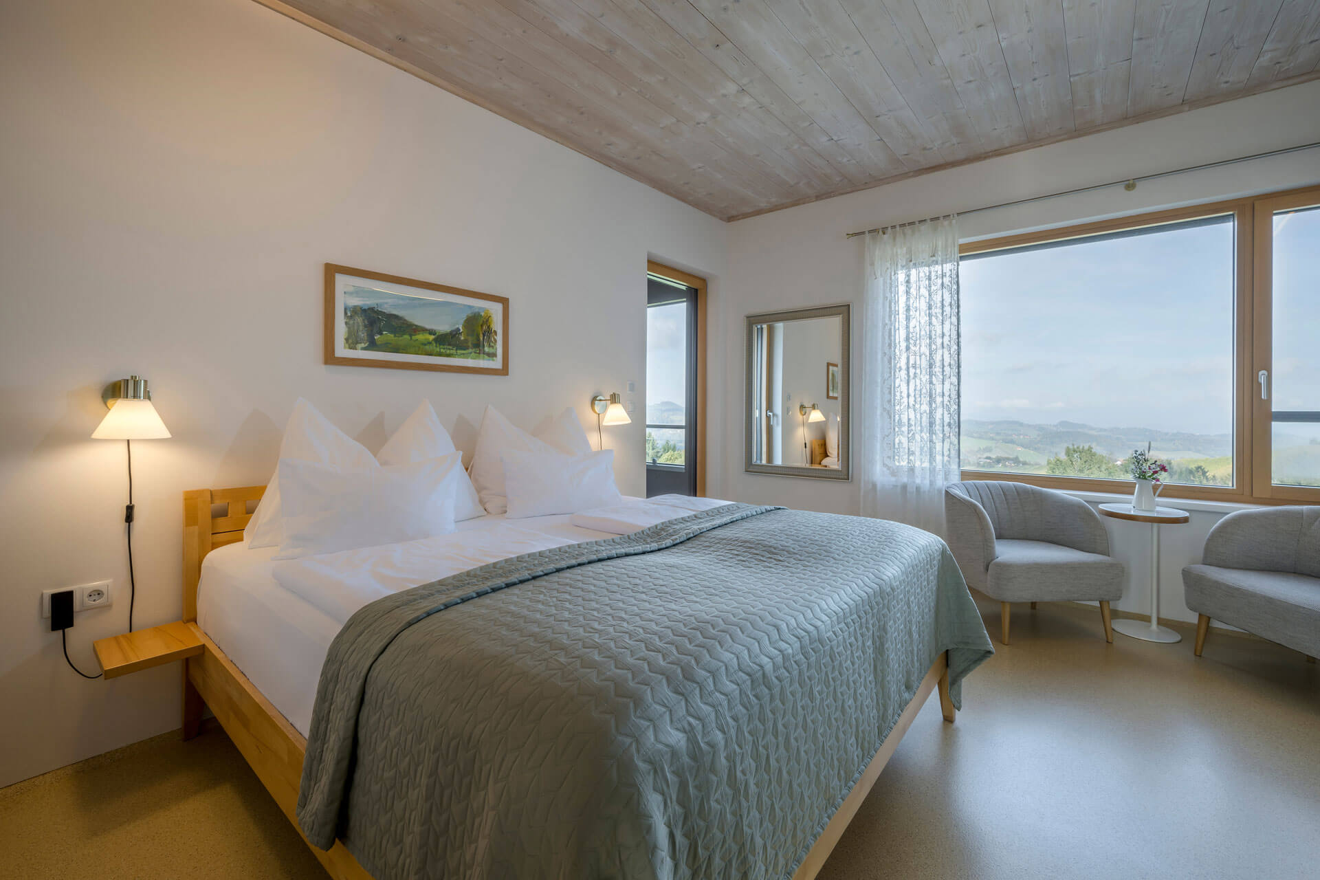 Naturparkzimmer 180° am Wurzenberg — Schlafzimmer mit Balkon und weitem Blick ins grüne der Südsteiermark.