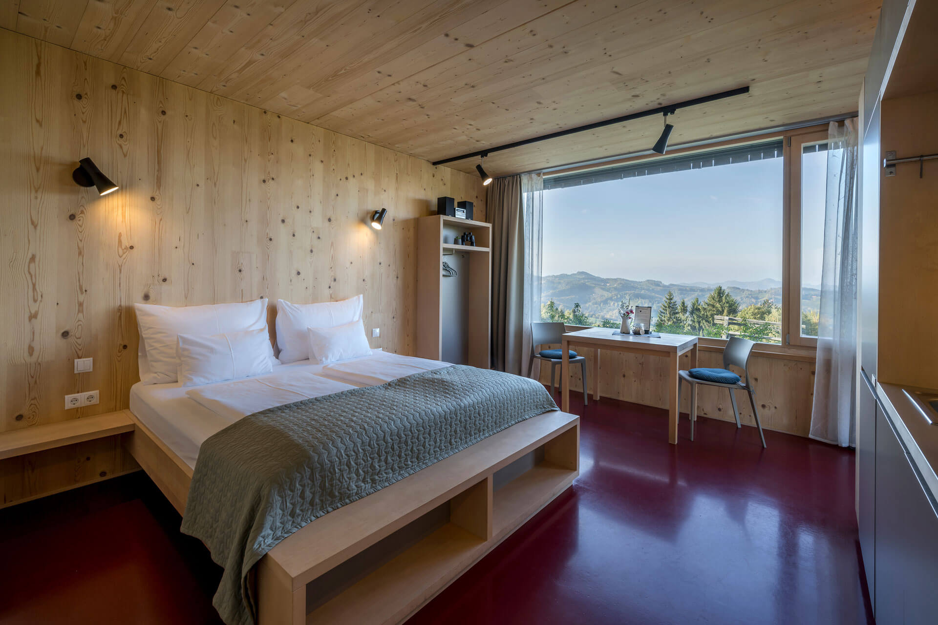 Mispel Lodge 140° at Wurzenberg — Schlafzimmer mit großem Fenster und Ausblick in die Landschaft der Südsteiermark.
