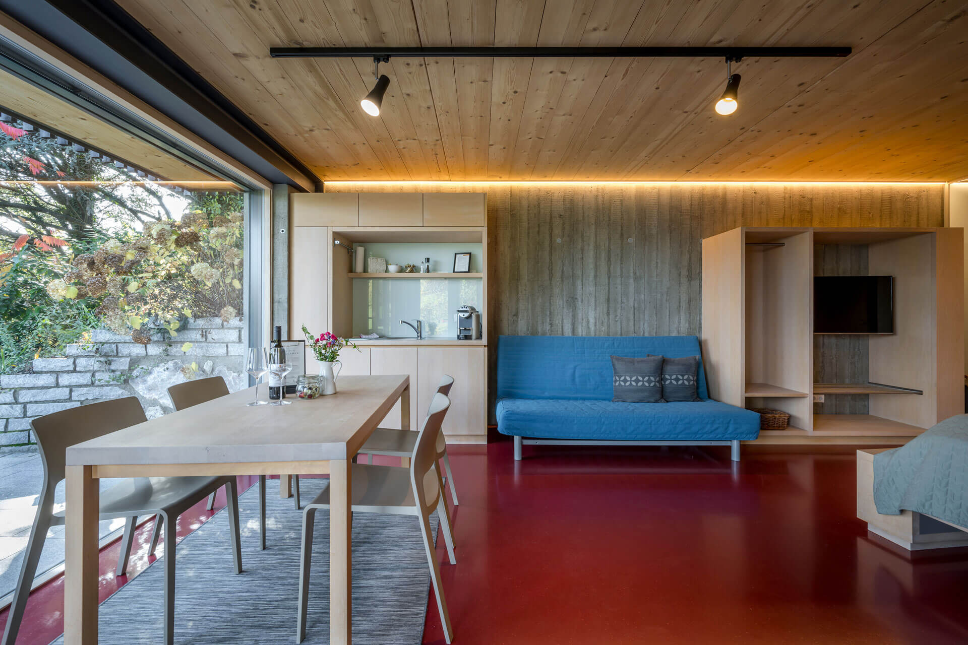 Mispel Lodge 180° at Wurzenberg — Wohnbereich mit Terrasse, warmen Materialien und Blick in die Südsteiermark.
