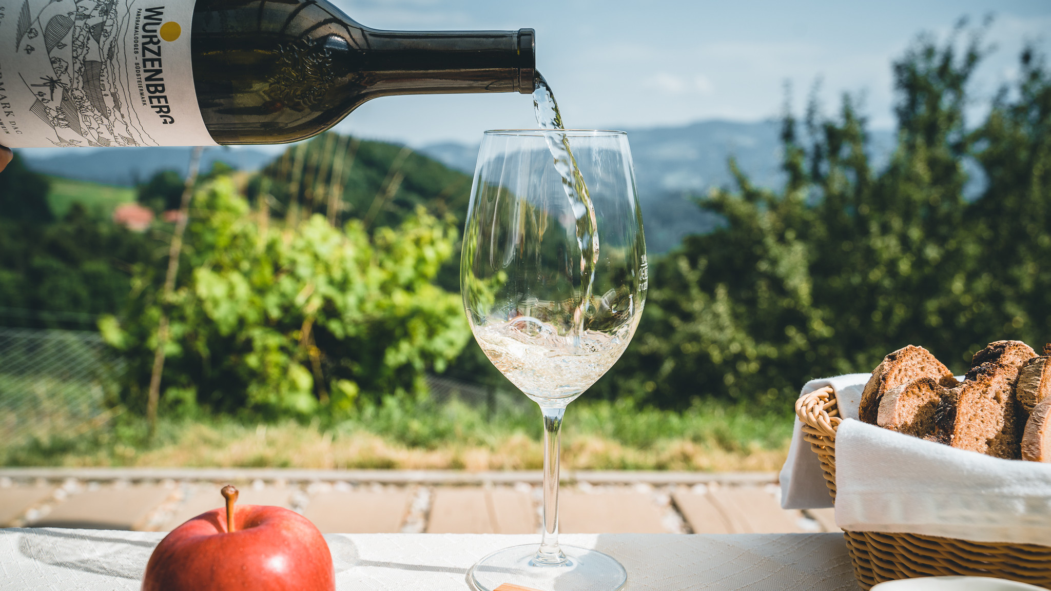 Brettljause und Wein mit Blick über die Südsteiermark am Wurzenberg.
