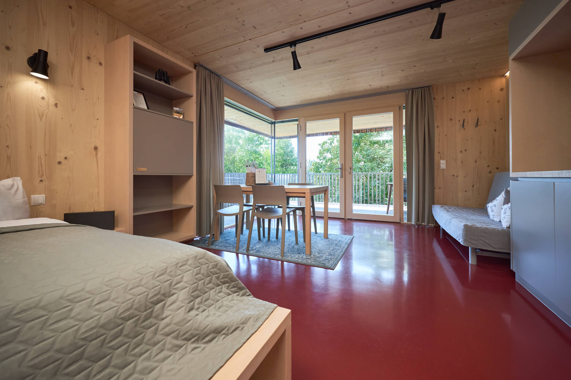 Mispel Lodge 270° at Wurzenberg — Large windows opening towards vineyards, forests and wide open views.