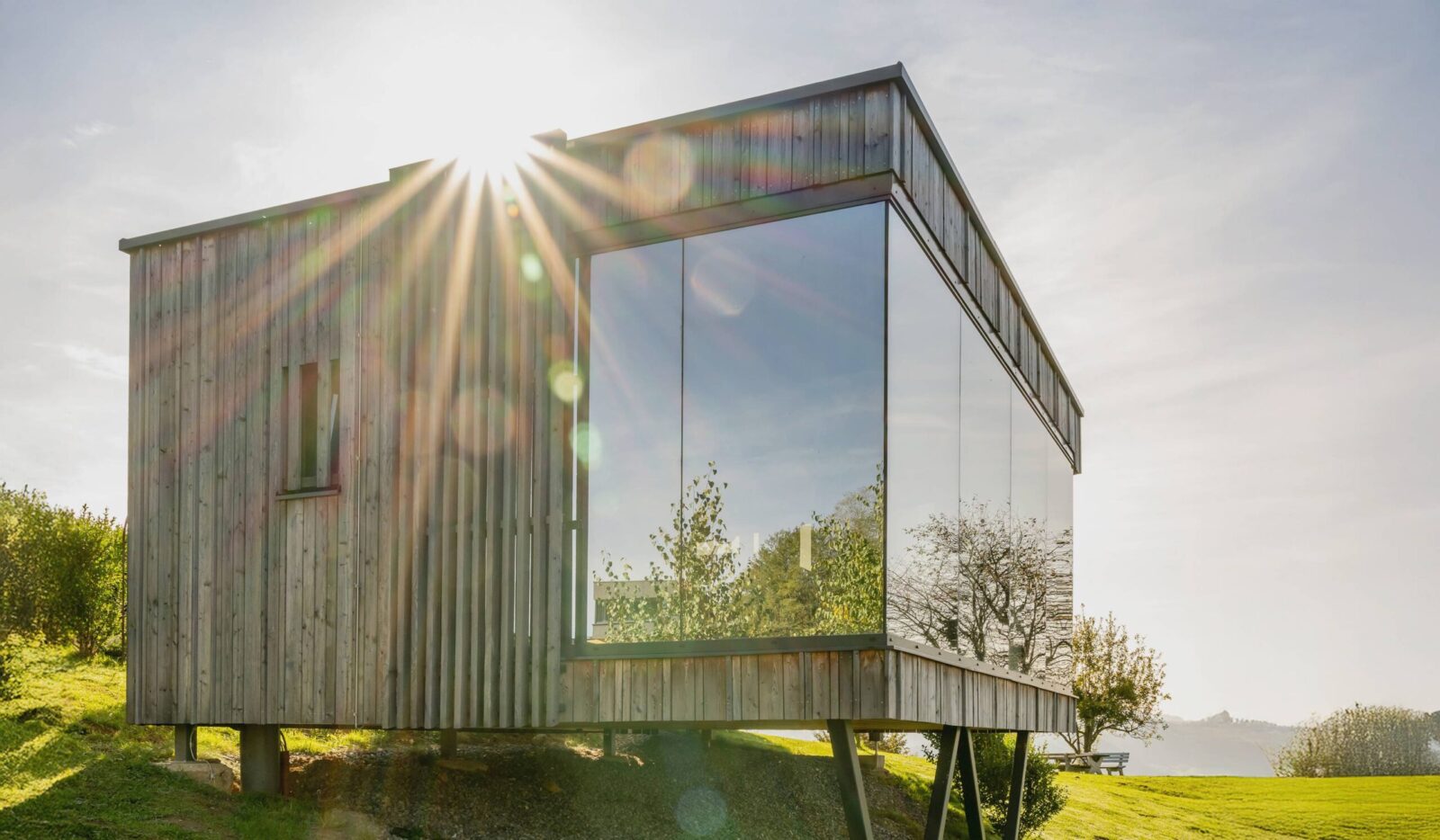 Thymianlodge am Wurzenberg — Moderne Holzarchitektur mit großen Glasfronten und Blick in die Landschaft.