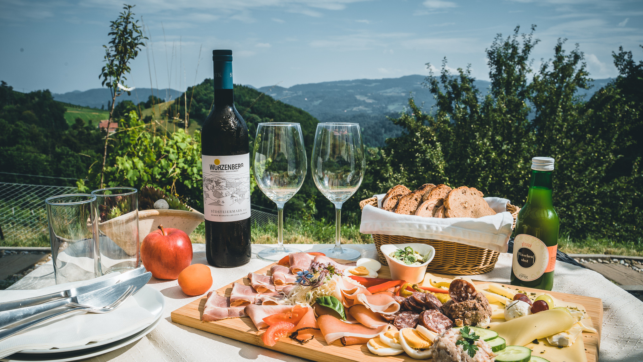 Brettljause Südsteiermak mit Weinberg Aussicht.