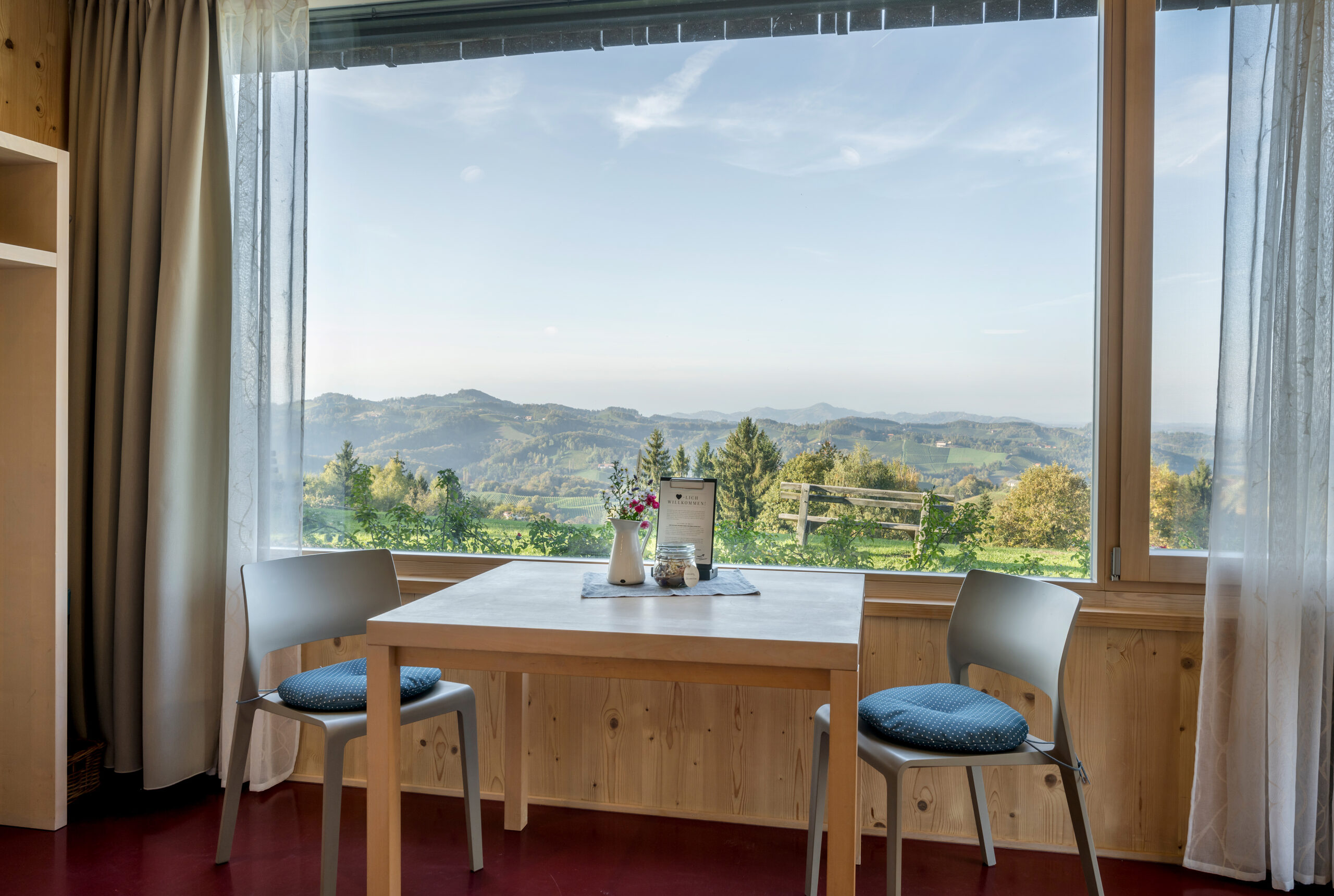Das Foto darf ausschließlich für PR- und Marketingmaßnahmen der WURZENBERG Hotel Betriebs- und Verwaltungs GmbH - Sernauberg, Fötschach 102 - 8463 Leutschach an der Weinstrasse - Österreich räumlich und zeitlich unbegrenzt verwendet werden. Das Copyright verbleibt beim Bildautor Günter Standl (www.guenterstandl.de). Jegliche werbliche Nutzung Dritter ist mit dem Bildautor gesondert zu vereinbaren. Der Bildautor stellt das gelieferte Bildmaterial nicht von Rechten Dritter frei. Etwaige Ansprüche Dritter fallen in den Verantwortungsbereich des Bildnutzers.