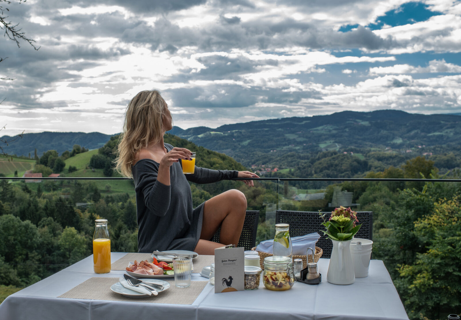 Frühstück mit Panoramablick von der Terrasse in die Südsteiermark, in absoluter Ruhe und Alleinlage.