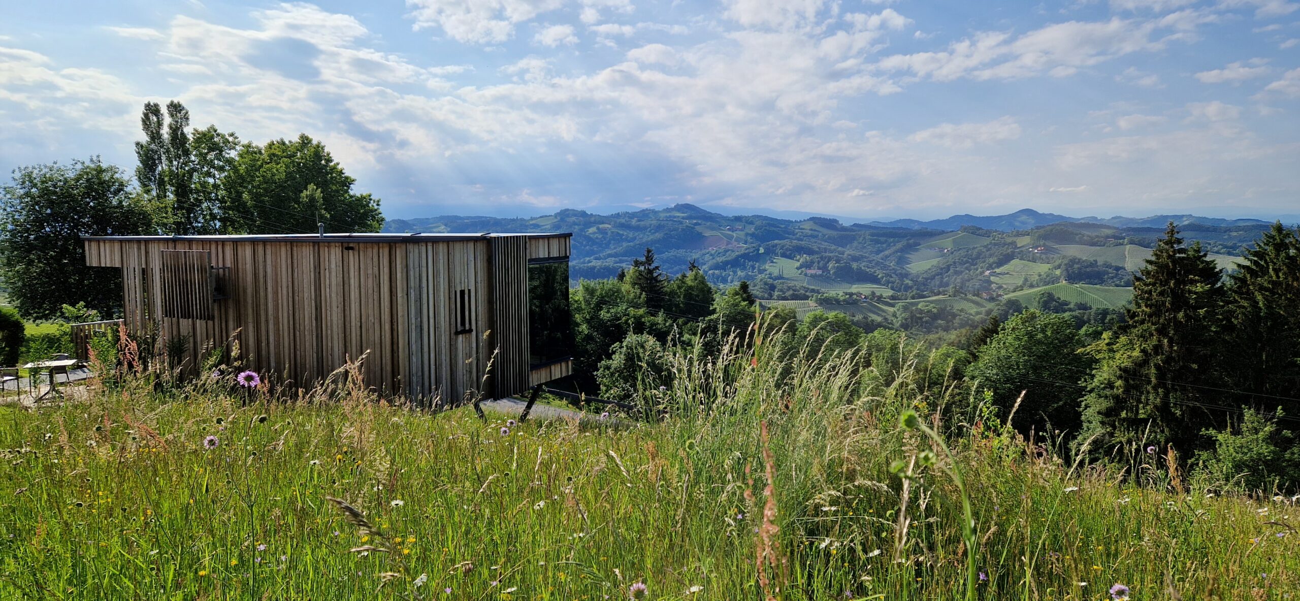 Freistehendes Designhaus in Alleinlage über den Weinbergen der Südsteiermark mit weitem Panoramablick.