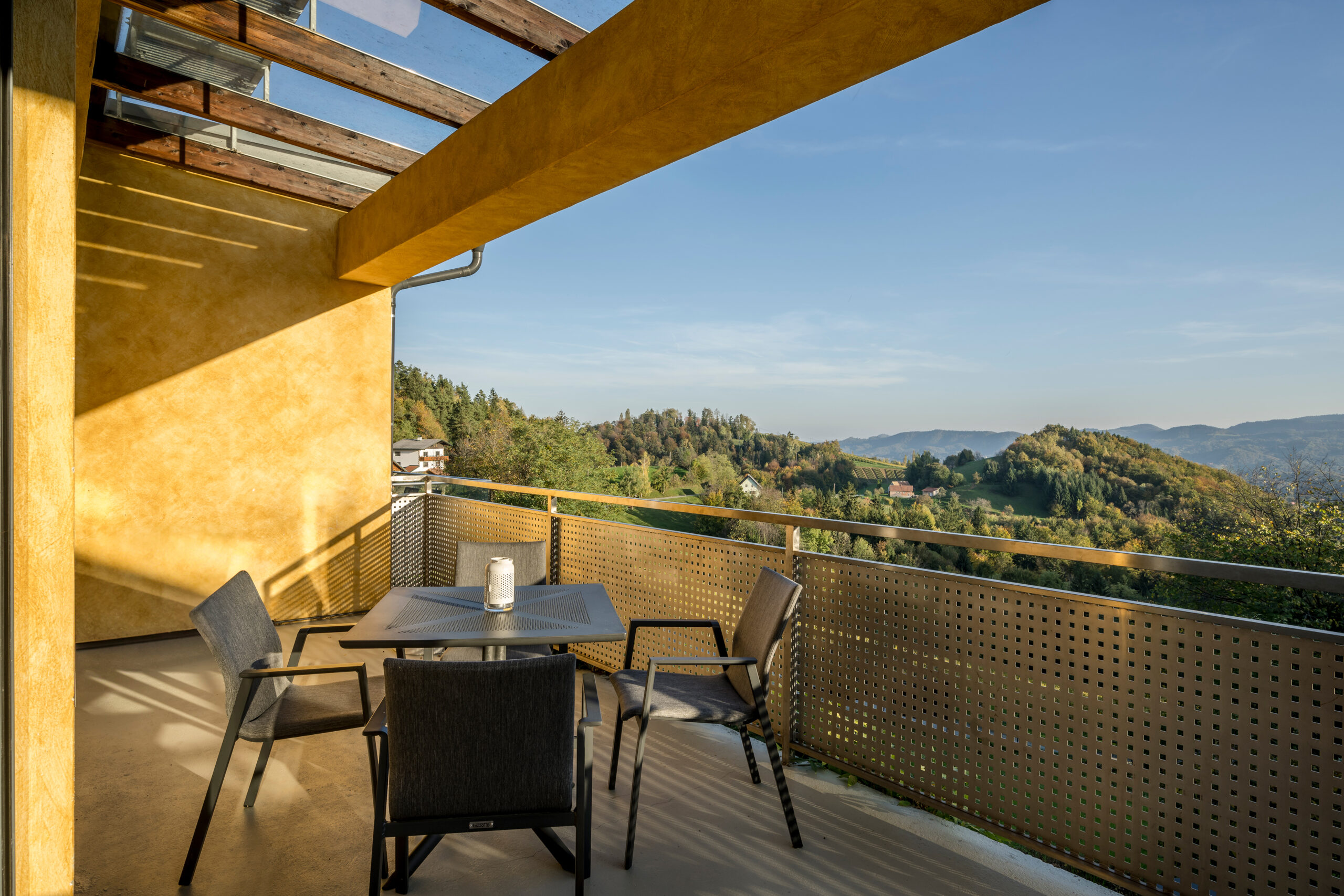 Das Foto darf ausschließlich für PR- und Marketingmaßnahmen der WURZENBERG Hotel Betriebs- und Verwaltungs GmbH - Sernauberg, Fötschach 102 - 8463 Leutschach an der Weinstrasse - Österreich räumlich und zeitlich unbegrenzt verwendet werden. Das Copyright verbleibt beim Bildautor Günter Standl (www.guenterstandl.de). Jegliche werbliche Nutzung Dritter ist mit dem Bildautor gesondert zu vereinbaren. Der Bildautor stellt das gelieferte Bildmaterial nicht von Rechten Dritter frei. Etwaige Ansprüche Dritter fallen in den Verantwortungsbereich des Bildnutzers.