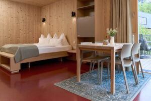 Double bed in the bright living and sleeping area of Mispel Lodge 270°