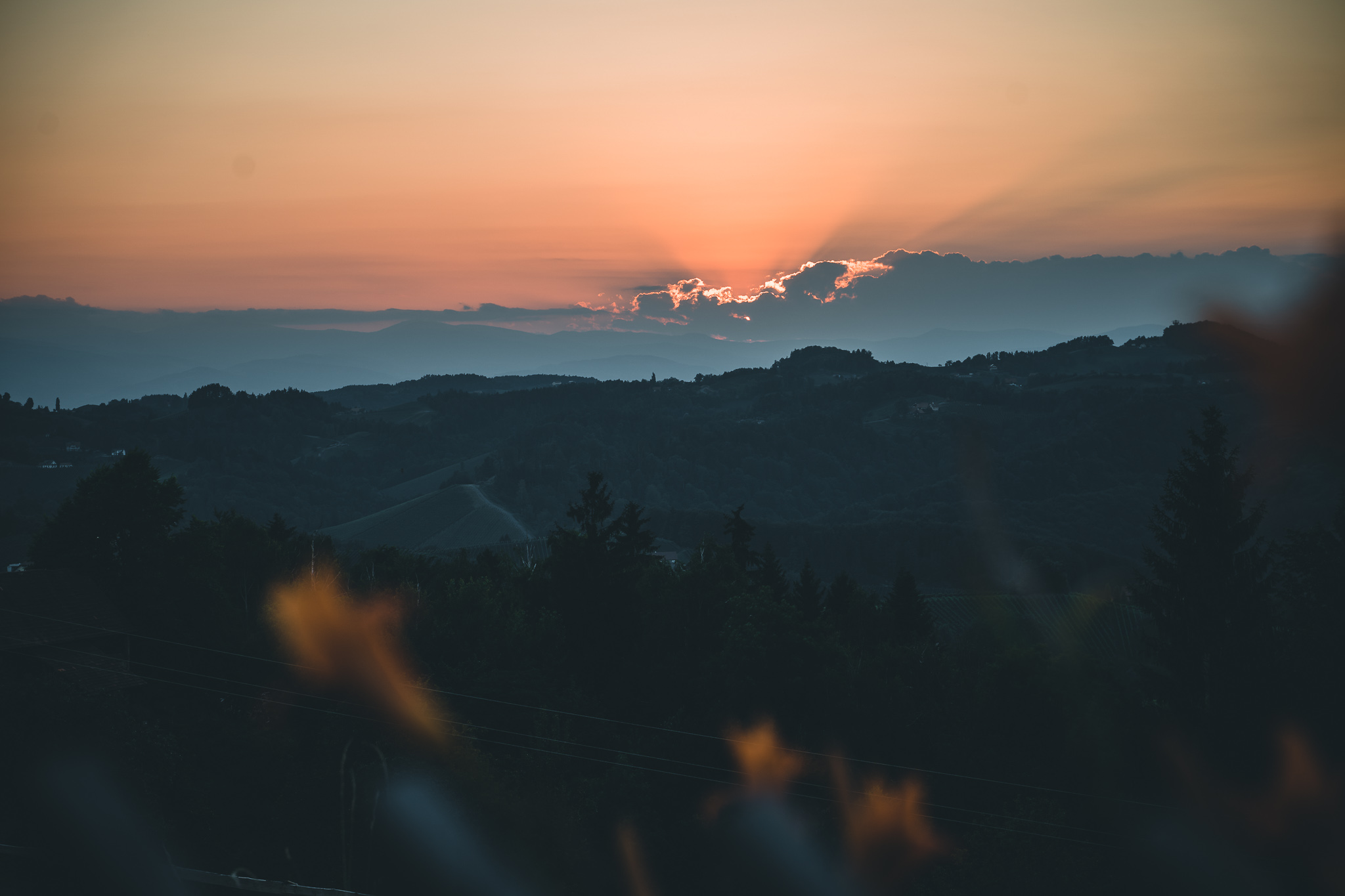 Sonnenuntergang über der Südsteiermark mit weiter Aussicht vom Wurzenberg,