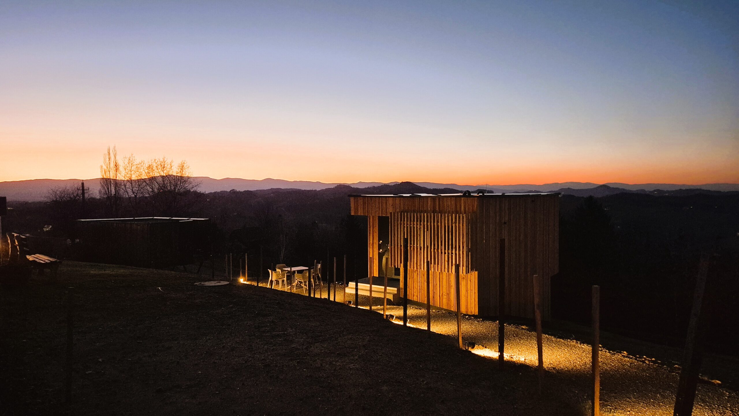 Lodge am Wurzenberg bei Abendstimmung mit Blick über die Südsteiermark.