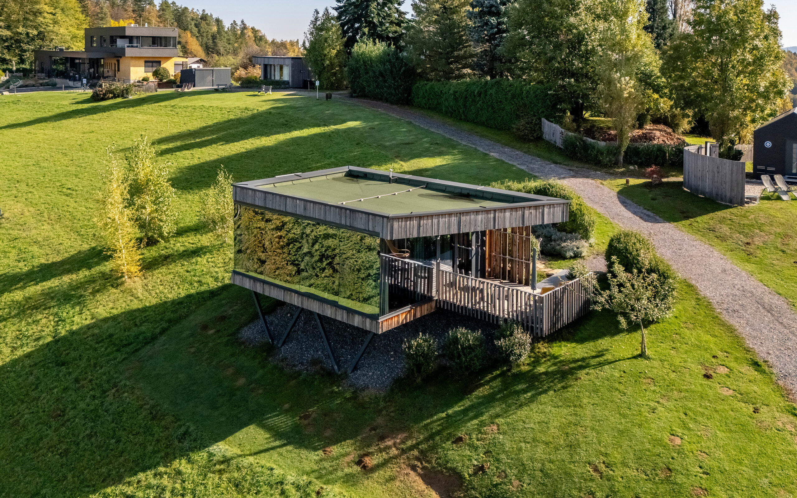 Thymianlodge am Wurzenberg — Freistehende Designlodge, in deren große Glasfronten sich die Landschaft der Südsteiermark spiegelt.