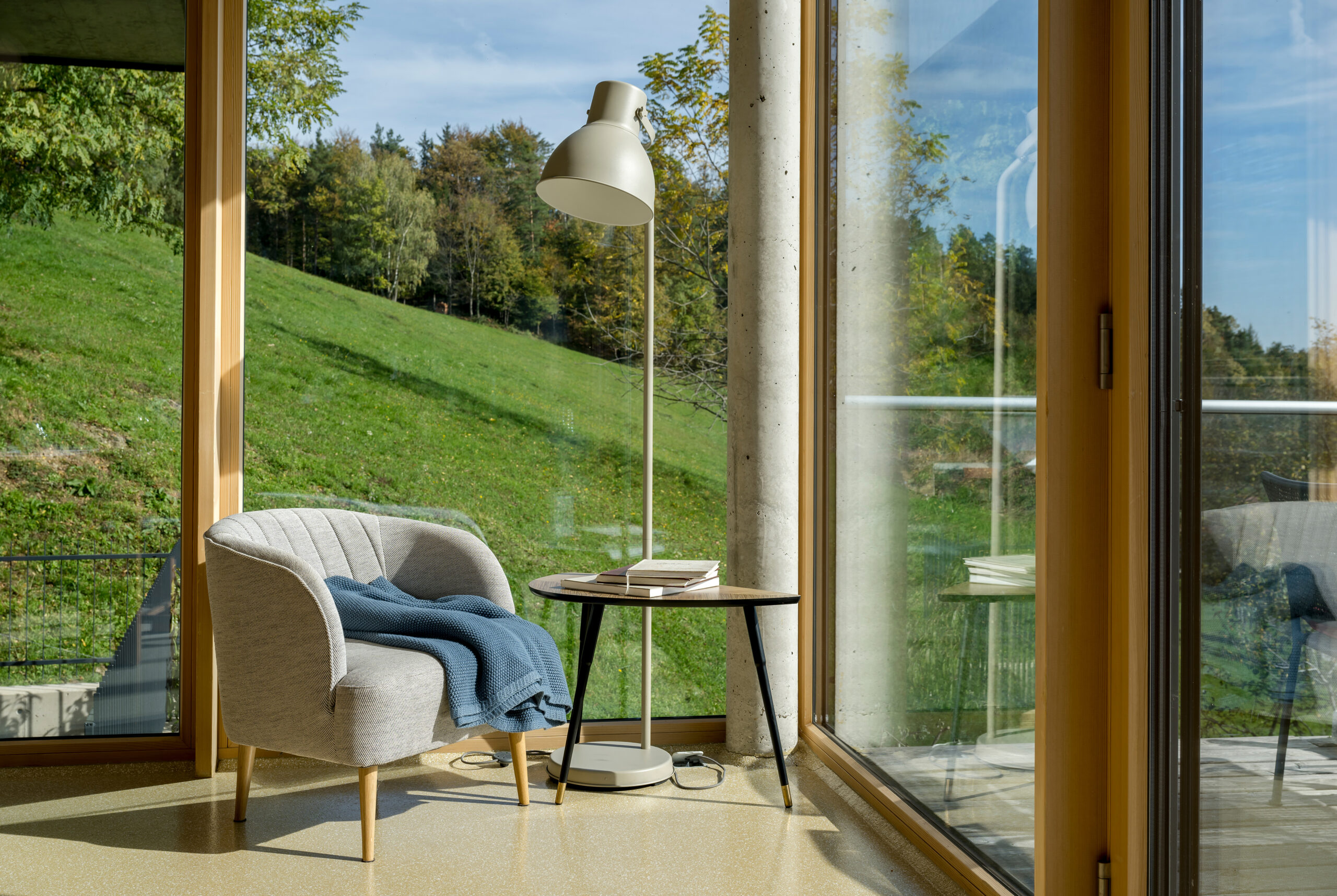 Ruhiger Innenraum einer Lodge am Wurzenberg in der Südsteiermark.