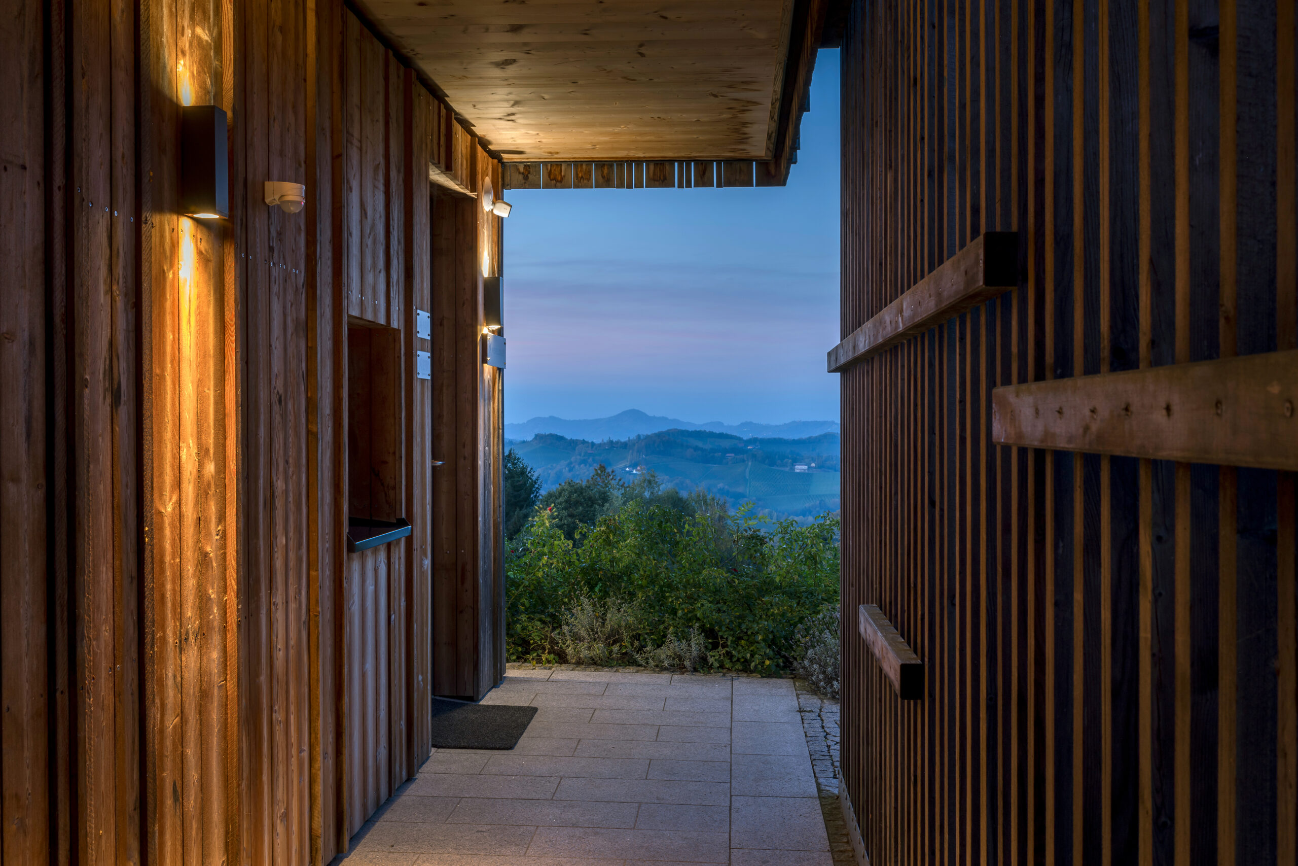 Das Foto darf ausschließlich für PR- und Marketingmaßnahmen der WURZENBERG Hotel Betriebs- und Verwaltungs GmbH - Sernauberg, Fötschach 102 - 8463 Leutschach an der Weinstrasse - Österreich räumlich und zeitlich unbegrenzt verwendet werden. Das Copyright verbleibt beim Bildautor Günter Standl (www.guenterstandl.de). Jegliche werbliche Nutzung Dritter ist mit dem Bildautor gesondert zu vereinbaren. Der Bildautor stellt das gelieferte Bildmaterial nicht von Rechten Dritter frei. Etwaige Ansprüche Dritter fallen in den Verantwortungsbereich des Bildnutzers.