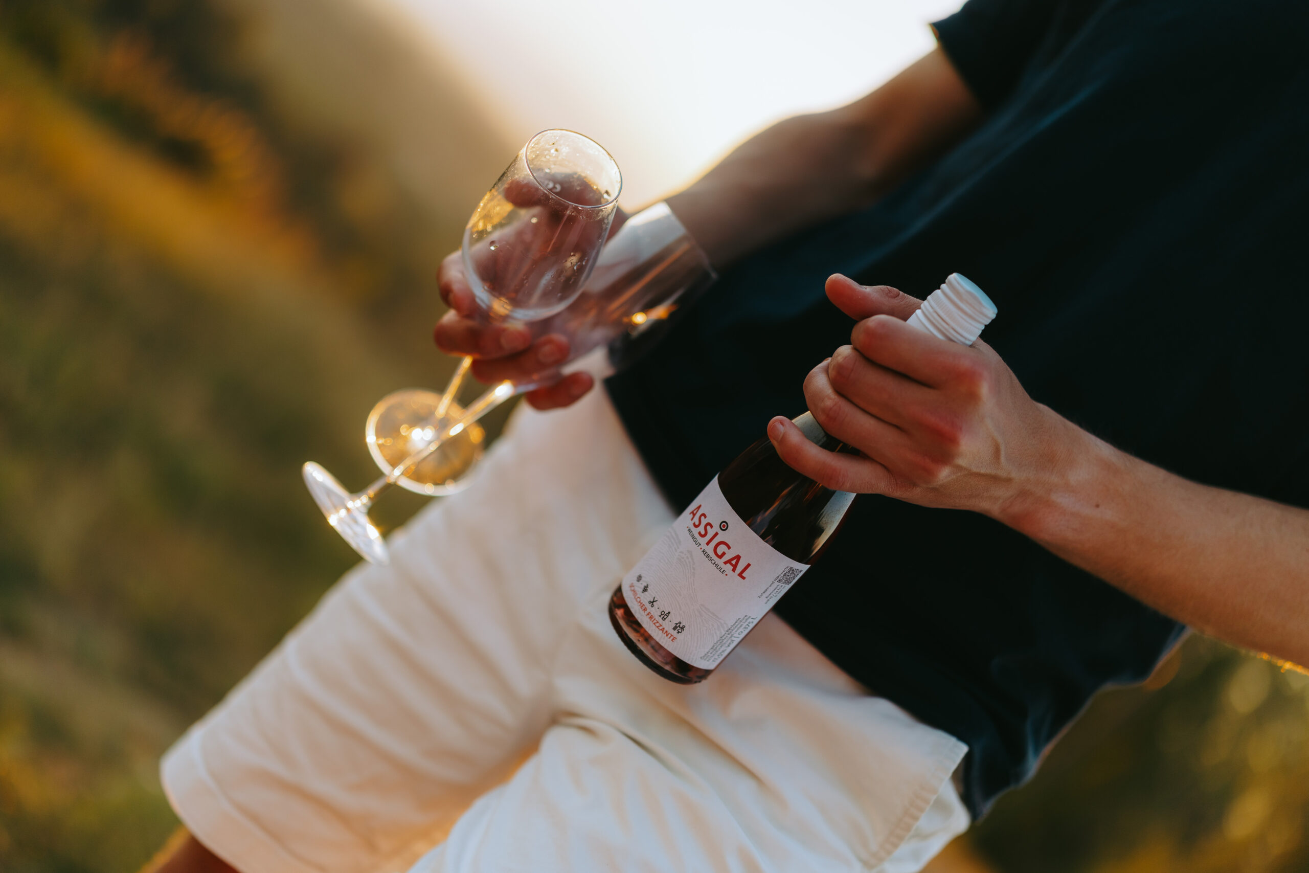 Südsteirischer Wein wird im warmen Abendlicht eingeschenkt.