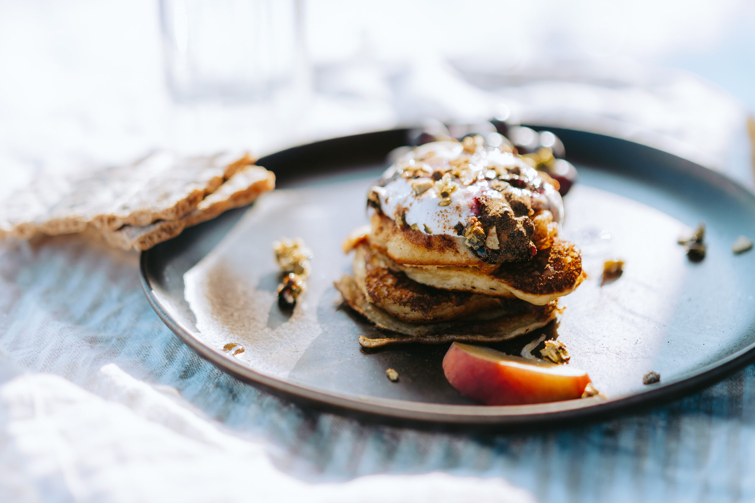 Frühstück mit Pancakes und regionalen Zutaten am Wurzenberg.